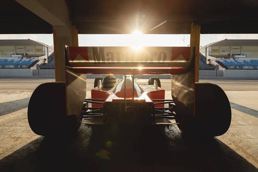 Formula 1 car backlit in front of empty grandstands – still from the Netflix series Senna