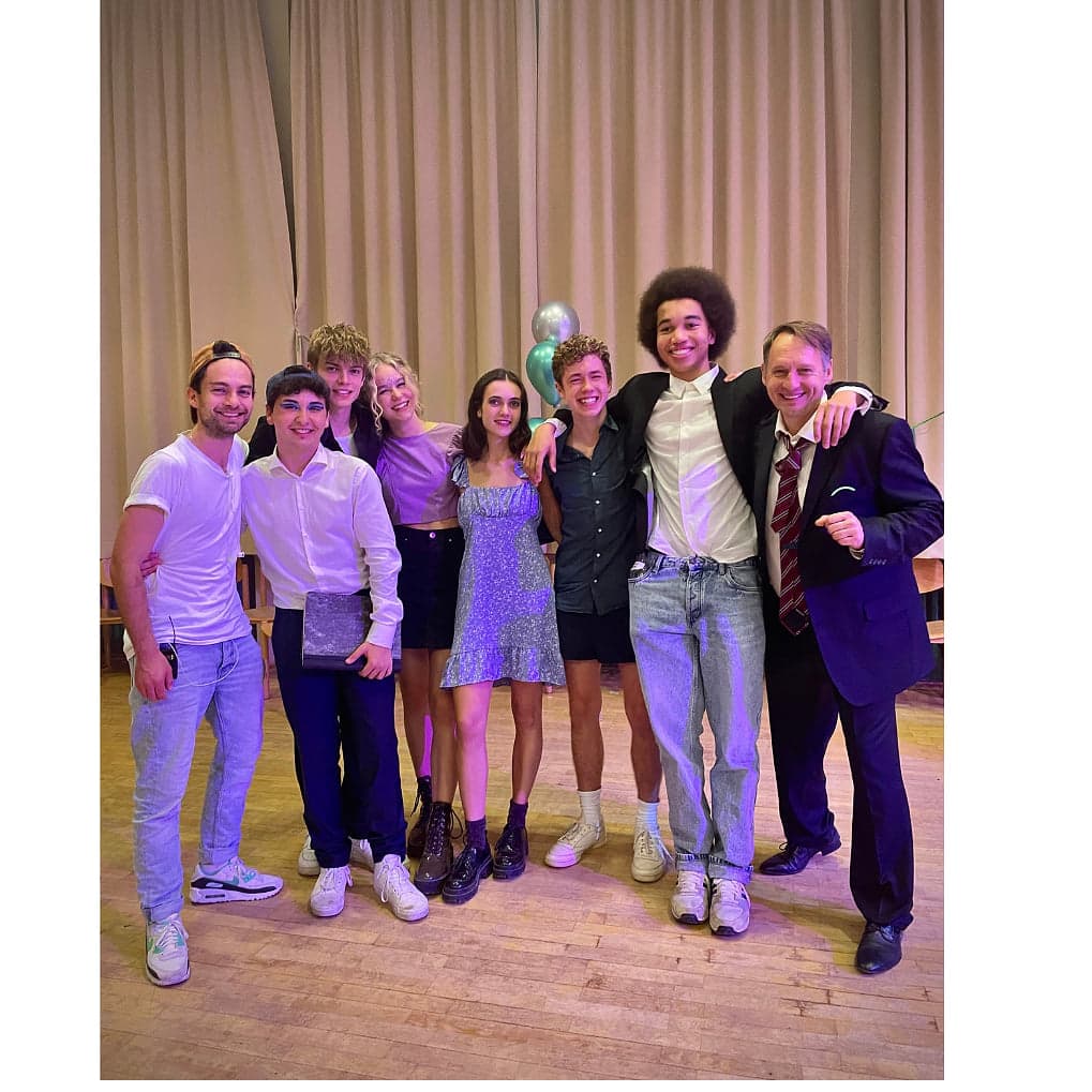 Group photo of the young ensemble of FREE