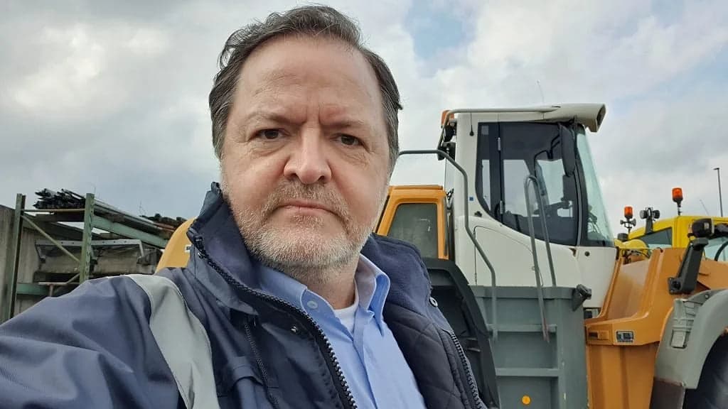 Jörg Westphal on the set of Polizeiruf 110 in front of a wheel loader