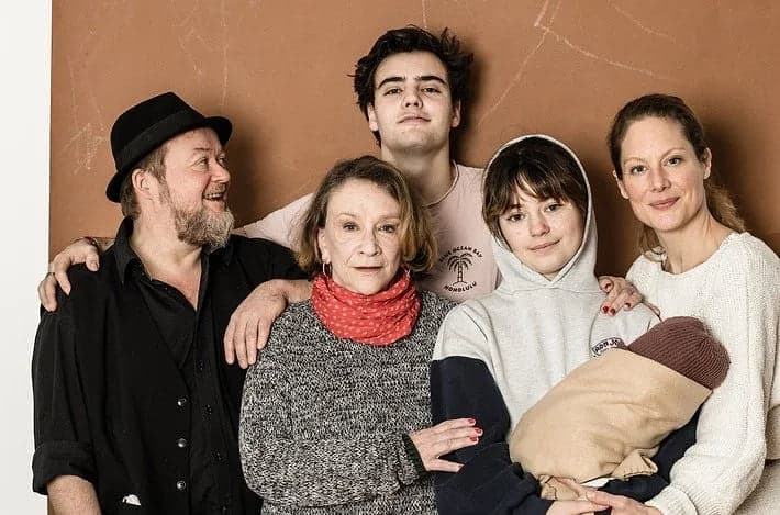 "Lost in Neulich": Eine schräge Familie - Ein Dorf - Ein düsteres Geheimnis